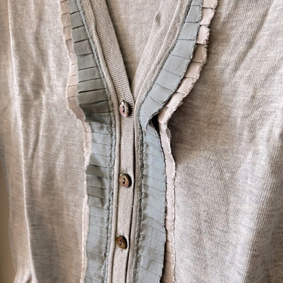 Banana REPUBLIC V Neck Grey Cardigan Pleated Accent NWT Womens Small. - Picture 3 of 7